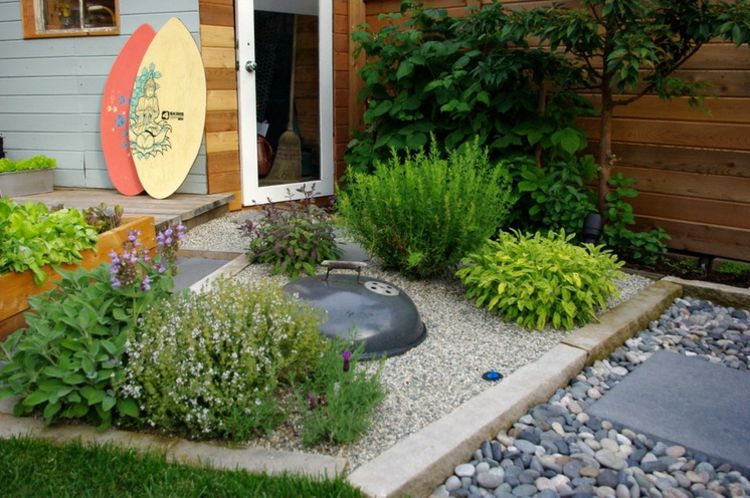 Okrem zeleniny môžete vytvoriť aj záhradu s koreninami korenie záhradné rastliny kamienky posteľ surfové dosky kríky