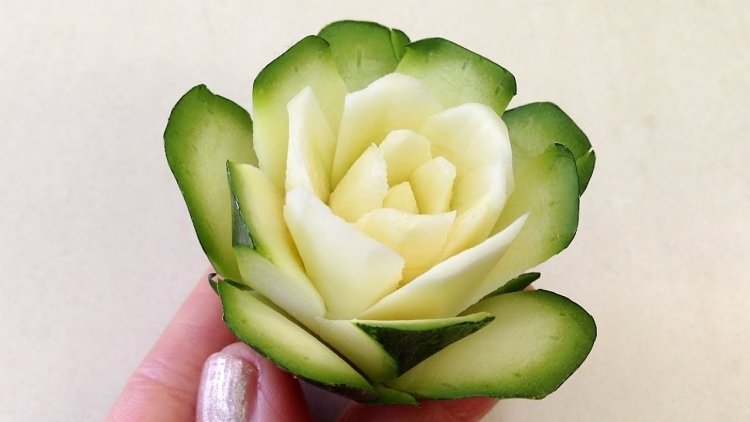 Ruže je možné vydlabať aj z uhoriek a cukiet Zeleninová rezba-kvet-uhorka-cuketa