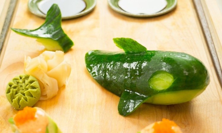 veľryba vytesaná z uhorky Zeleninová rezba-uhorka-veľryba