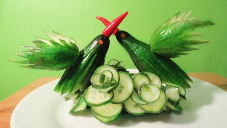 Rajské vtáky vyrobené z uhoriek s chilli zobákmi Zeleninovo-rezbárske-uhorkové-vtáčie-chilli-lusky