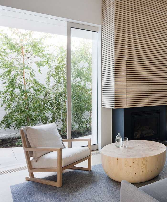 pohodlne obývacia izba-krb-svetlo-drevo-prístup-terasa