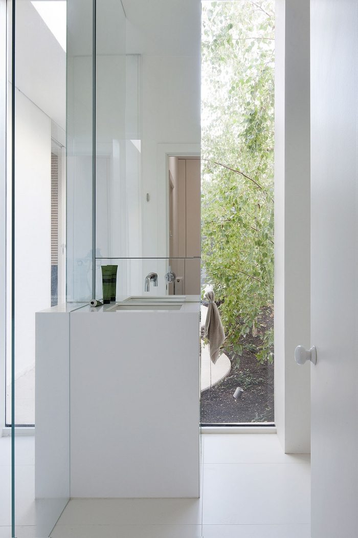 kúpeľňa-zrkadlo-podlaha-na-strop-sklenené fronty-výhľad-záhrada