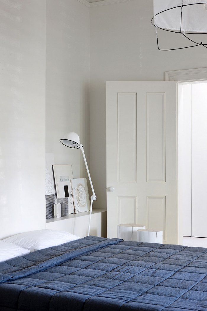 spálňa-biela-stena-farba-modrá-prehoz