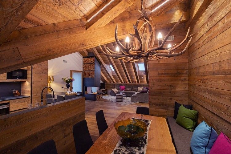 útulný horný poschodový byt poľovnícka chata parohový luster drevený stôl