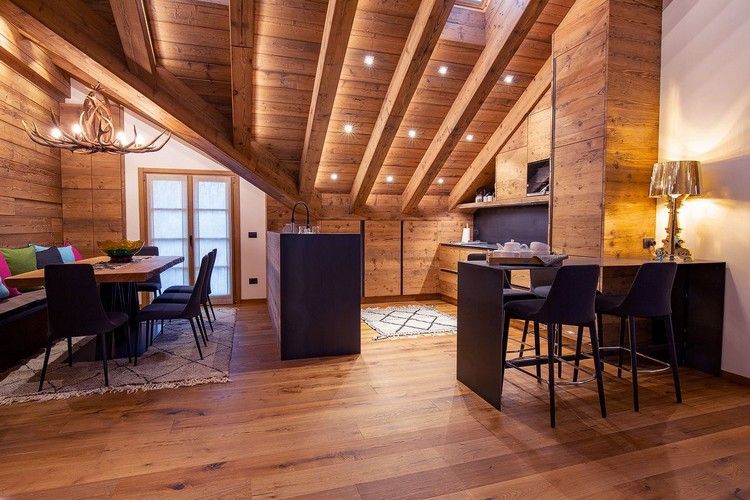 útulný podkrovný byt horská chata jedálenský kút originálny obraz jedálenský stôl stoličky drevená podlaha farebné vankúše lampa