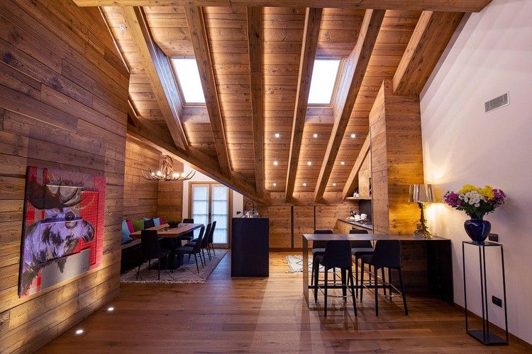 útulný byt na najvyššom poschodí horská chata jedálenský kút pôvodná maľba jedálenský stôl stoličky drevená podlaha osvetlenie kvetov