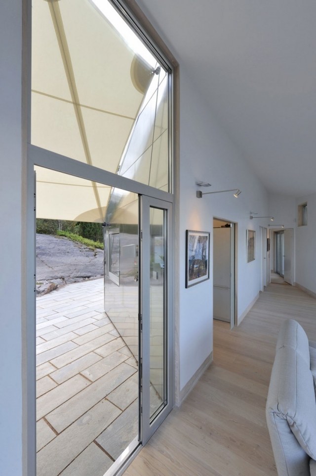 Dom-asymetrický-pôdorys-škandinávsky-štýl-drevené podlahy