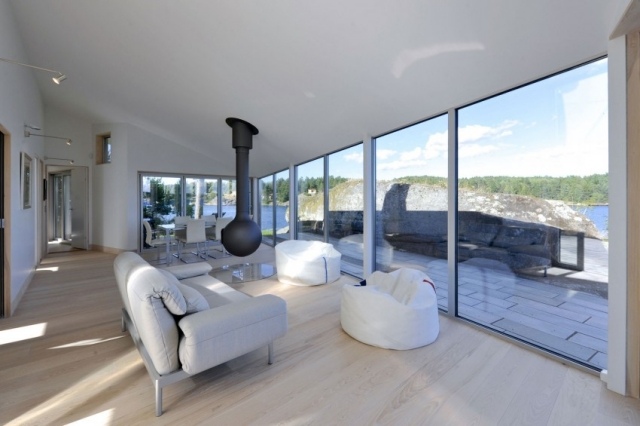 Škandinávsky nábytok v modernom štýle-chata na brehu-vnútorný krb