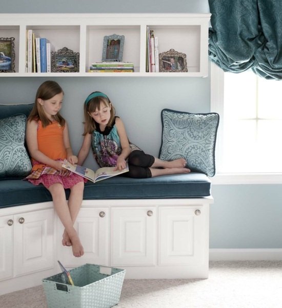 Postavte rohový parapet na čítanie do detskej izby Čítací rohový parapet modrá stena detská lavica