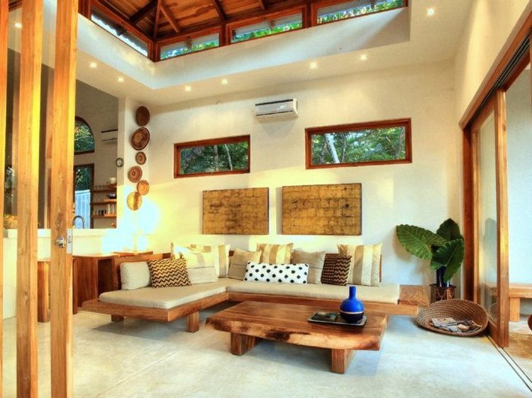 Dizajnová obývačka s množstvom dreva Zariadenie obývačky-drevený materiál-kmeň stromu-konferenčný stolík-nástenná maľba