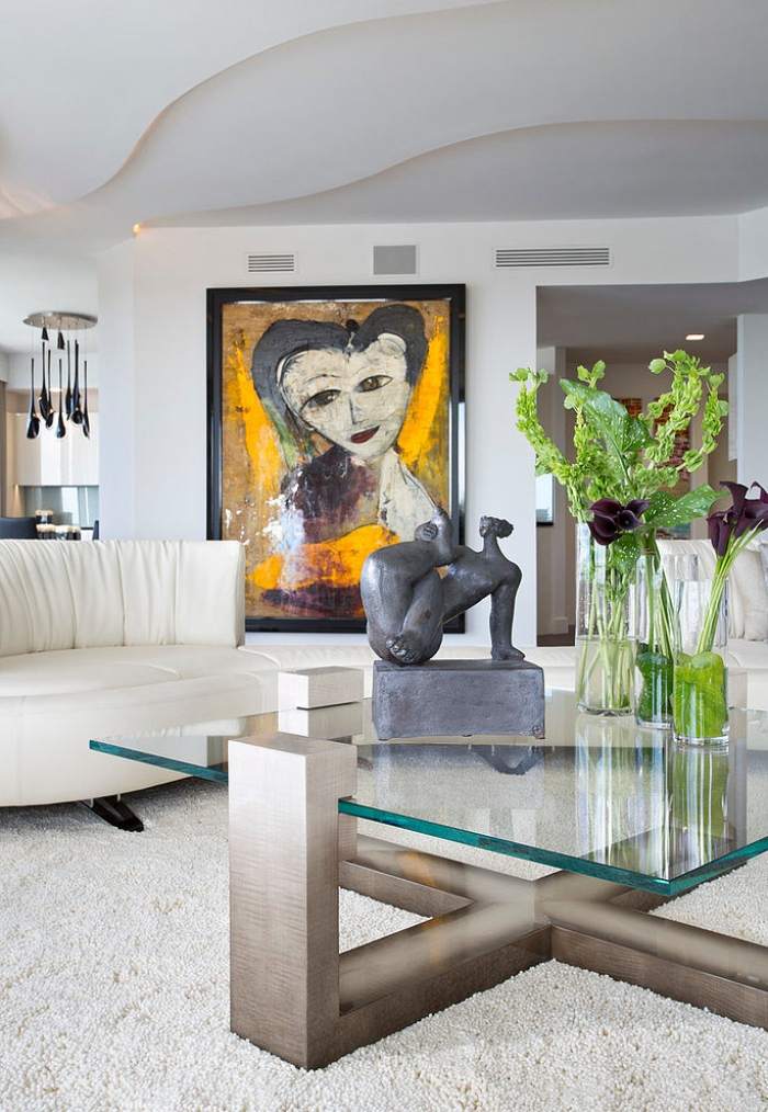 útulná obývačka s bielym okrúhlym gaučom a skleneným konferenčným stolíkom kontrastuje s kobercom útulný-obývačka-biely-okrúhly-gauč-sklenený-konferenčný stolík-nadýchaný-koberec