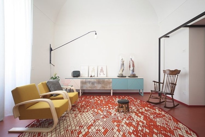 Vintage drevené hojdacie kreslo kombinované s modernými obývačkami a kreslami eklektický-obývacia izba-hojdacie kreslo-drevo-vinobranie-retro-kreslo-vzor koberec