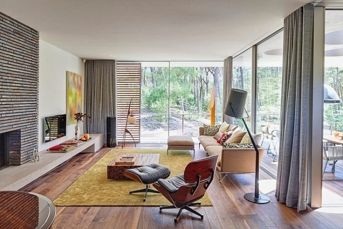 Vybavte obývaciu izbu svetlými prírodnými farbami-útulným krbom a ležadlom eames nábytok do obývačky-krb-priestor-sedenie-nosníky-kreslo