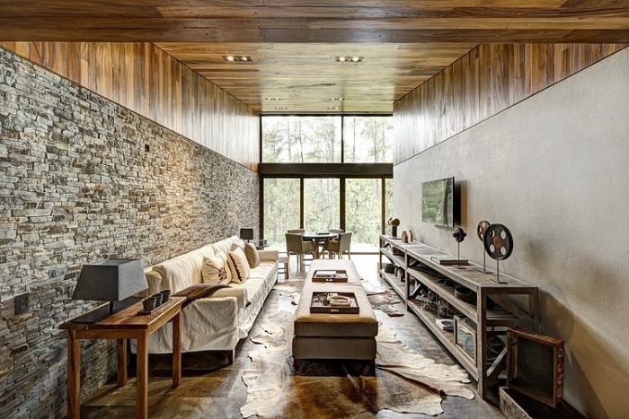 Strop miestnosti je obložený drevom a vnútorné steny sú navrhnuté z prírodného kameňa, čo vytvára útulnú atmosféru strop-s-drevom-obkladanymi-izba-stenami-prirodny kamen-prijemna-atmosfera