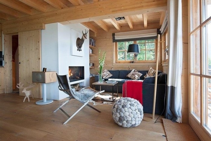 malé útulné posedenie v chate v štýle-dizajn-kožušinové hody na stoličky malý-útulný-sedací-rohový-v-chate-štýl-dizajn-krb-oblasť-kožušinové hody