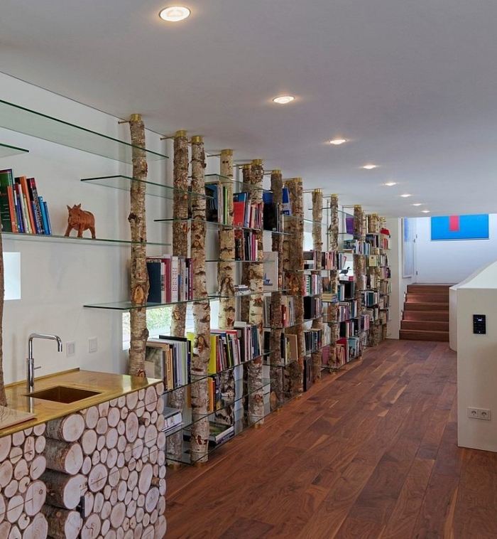 policový systém pre domácich majstrov vyrobený z rustikálnych drevených prvkov-kmene stromov integrované v kuchynskom ostrove moderný-interiérový-dizajn-nápady-kutilský regál-systém-rustikálne-drevené-prvky-kuchynský-ostrov