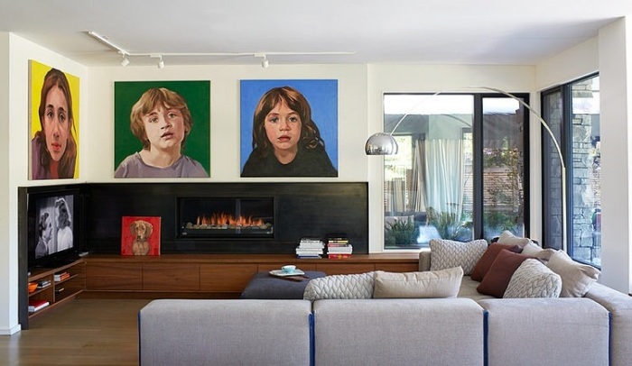 Krbová oblasť zdobená portrétmi na domácom dekorácii na obyčajnom pozadí obývačka-krb-plocha-vstavaná-tv-stena-dekoracia-portrét-obrázky