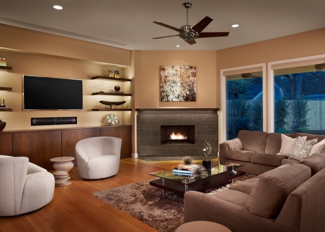 obývačka drevená podlaha broskyňová stena farba krb mäkký koberec obývačka drevená podlaha broskyňová stena farba krbový koberec