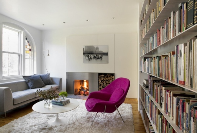 útulný koberec do obývačky chlpatý biely purpurový prízvuk kresla útulný koberec do obývačky huňaté bielo fialové kreslo