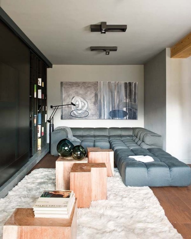 koberec drevená podlaha rohová sedačka čalúnenie drevené bočné stolíky mäkký koberec drevená podlahová rohová sedačka čalúnenie drevené bočné stolíky