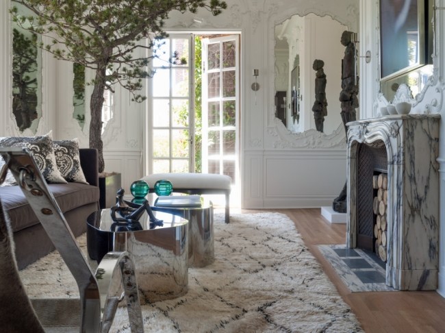 koberec biely huňatý károvaný mramorový krb ozdobené rámy zrkadiel koberec biely huňatý károvaný vzor mramorový krbový rám zrkadla