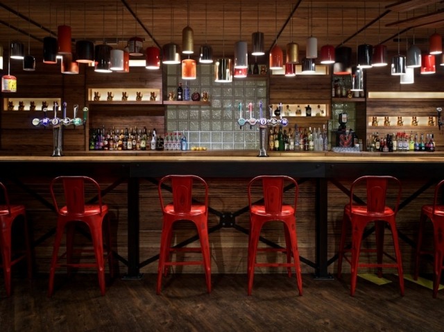 barový dizajn industriálny štýl kovová drevo červená barová stolička pop of color bar priemyselný štýl kov drevo drevo červená barová stolička pop of color