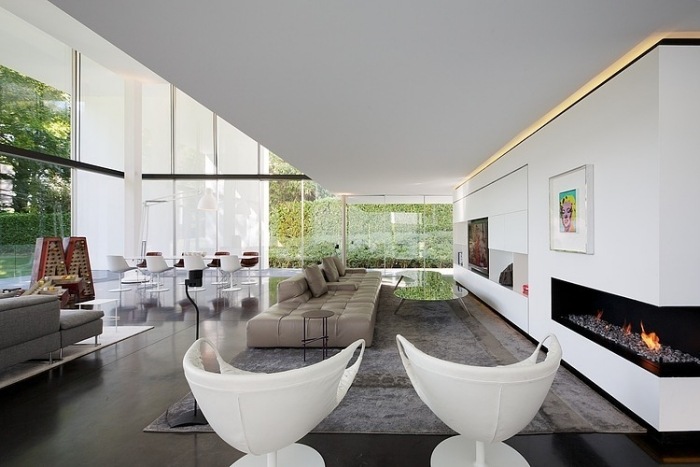 kompletne presklený predný dom-minimalistický nábytok a vstavaný krb minimalizmus-interiérový dizajn-vstavaný-krb-zasklený-dom-čelo