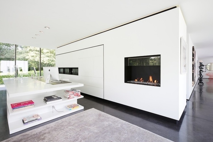 nábytok do obývačky v lesklých bielych integrovaných policiach ponúka úložný priestor pre priestor domácej kancelárie obývačka-obývacia stena-biela-integrované-poličky-úložný-priestor-krb-dom-ofice-area