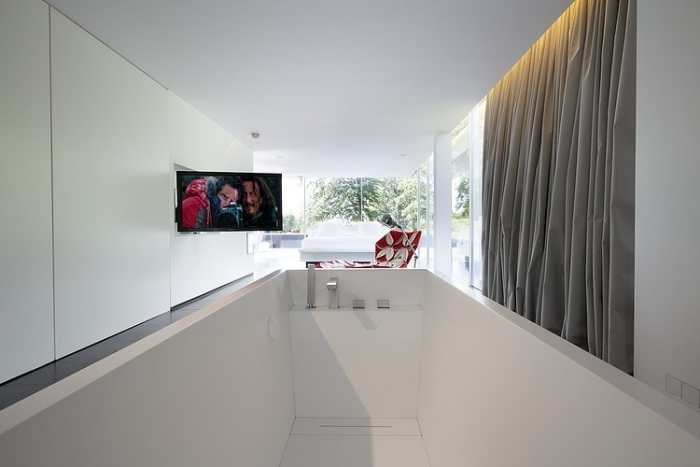 Vstavané zariadenia v kúpalisku-televízory LCD namontované na pohyblivom základe puristická-kúpeľňa-obdĺžniková vaňa-plochá obrazovka-televízia-integrovaná-do-skrinky