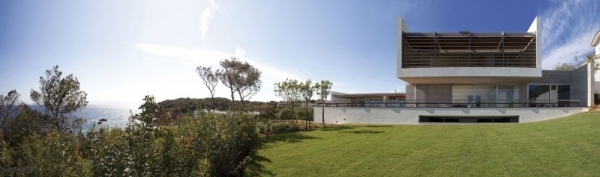 moderné sídlo s geometrickými tvarmi bokom trávnik