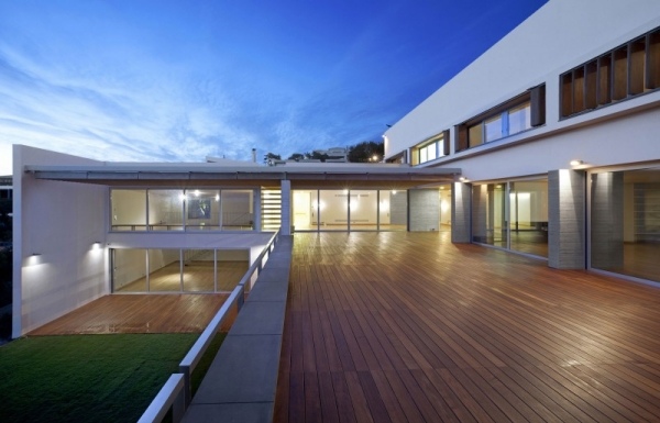 moderné sídlo s geometrickými tvarmi obrovská drevená terasa