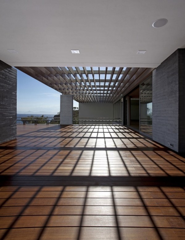 moderná luxusná vila s priehradovou konštrukciou s geometrickými tvarmi