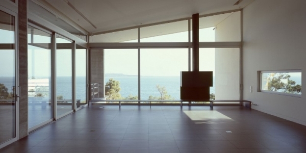 moderná luxusná vila s geometrickými tvarmi priestranná izba