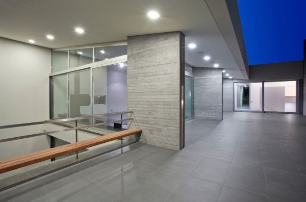 moderná luxusná vila s geometrickými tvarmi vstavaná vo svetlách