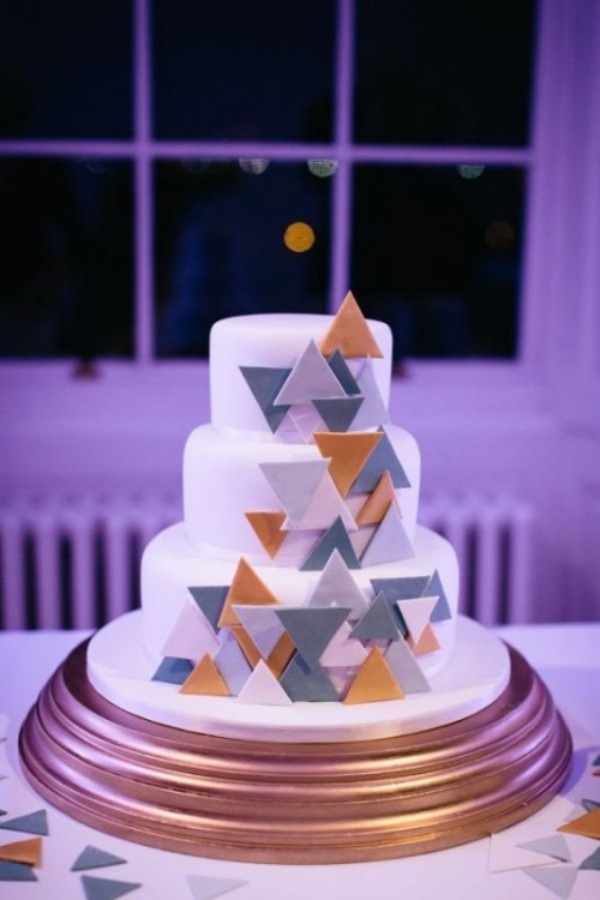Svadobná torta neobvyklé zlaté pyramídy Svadobná torta -zlatá-pyramídy-strieborná- modrá