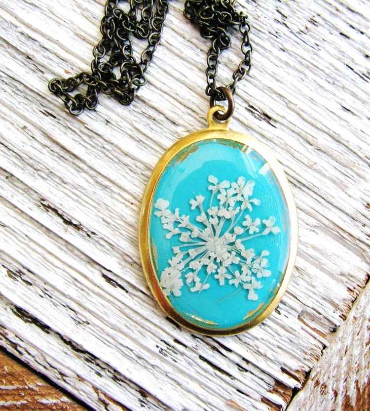 lisovaný kvet-šperk-vyrobte si-medailón-tyrkysovo-biely kvet