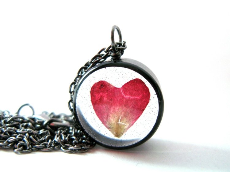 lisovaný kvet-okvetný lístok-retiazka-prívesok-kov-syntetická živica