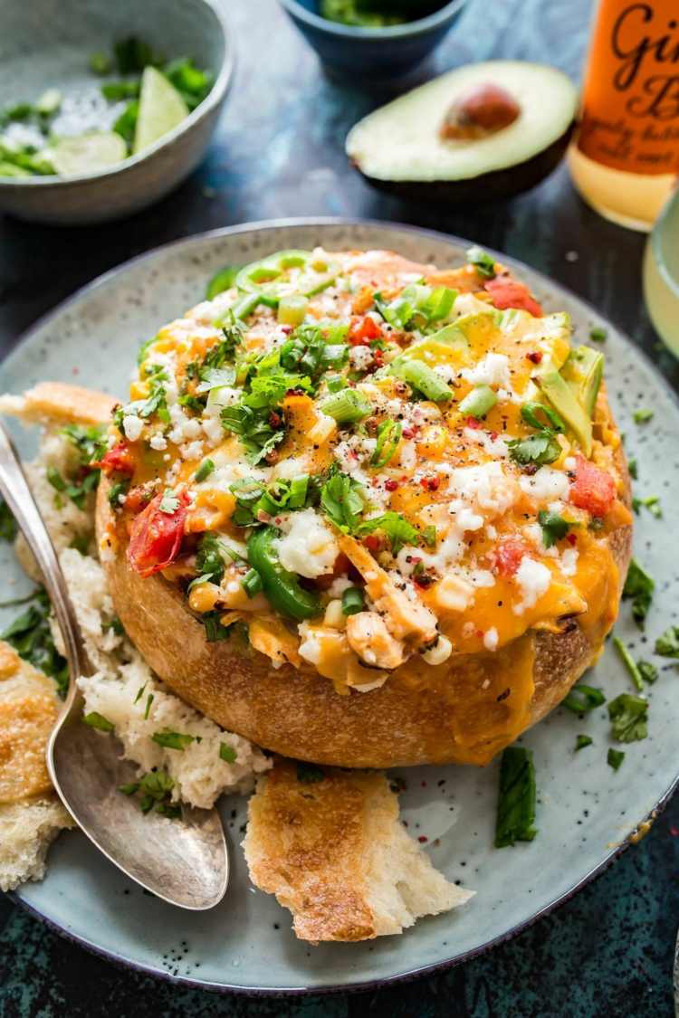 Pokrmy v bochníku syra s nápadmi na bufet s avokádovým prstom