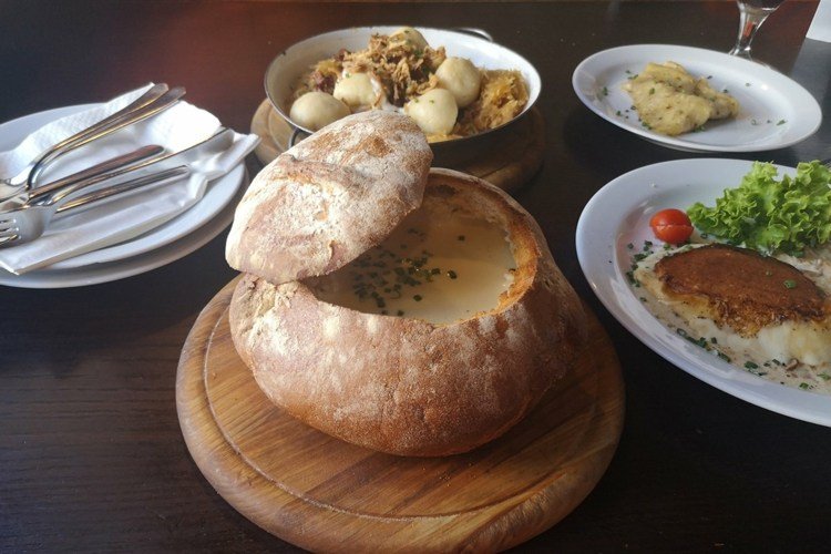 Krém z cesnakovej polievky v chlebových receptoch na rýchlu večeru