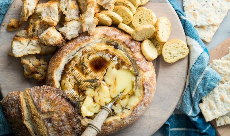 Hermelín v bochníku syra recept na jednoduchú prípravu tvarohového dipu