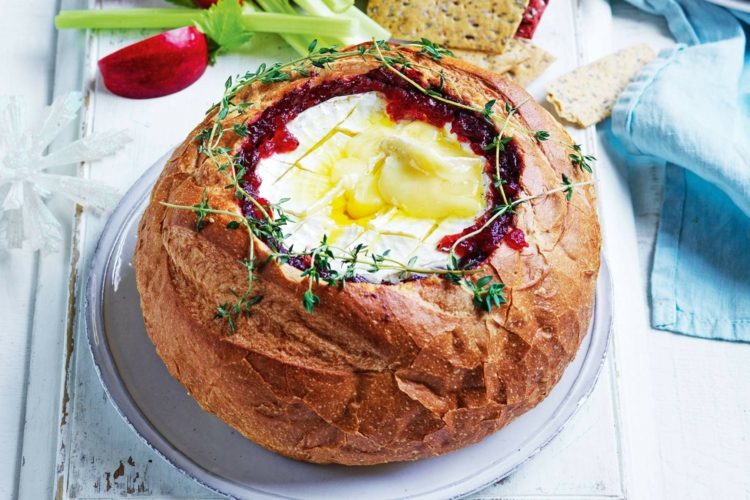 Pečený syr v bochníku chleba Recept na pečené brie s černicami