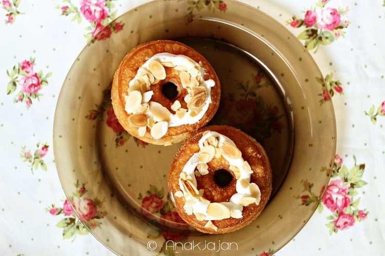 recept na cronut so smotanovými plátkami mandlí cronut-hybrid-nakrájaný-mandľový krém Vynález trendových receptov