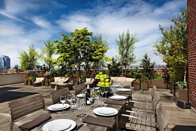 Nábytok vysoké okrasné stromy jedálenský stôl drevené podlahy