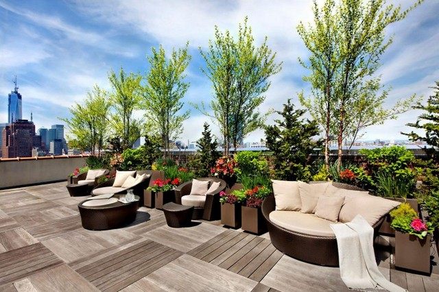 Ratanová sedačka na drevené podlahy, zábradlie z okrasných stromov