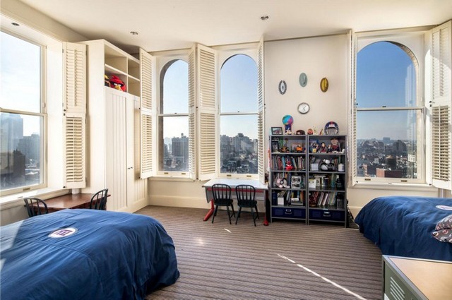 V detskej izbe si dvaja súrodenci zriadili stoly s knihami a police