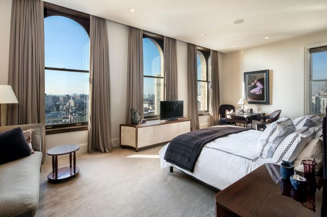 Spálňa zariadená vysokými oknami, krásny výhľad, klasické usporiadanie