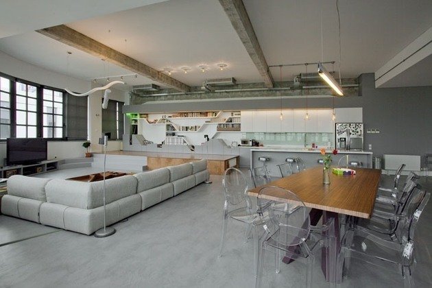 Priemyselný podkrovný byt Jedáleň zariadená nápadmi Podkrovný apartmán s jedálenským kútom zariadený kuchynskou linkou