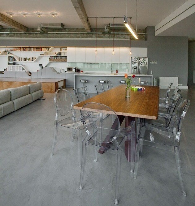 priemyselný štýl bývania nápady betónová podlaha drevený stôl Životný štýl nápady bývania betónová podlaha drevený stôl akrylové stoličky
