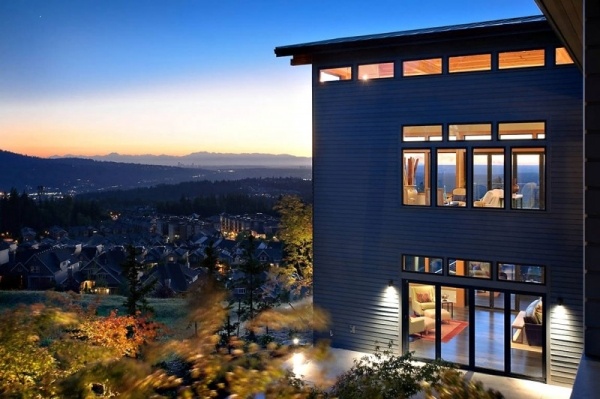 dom s veľkými oknami v miernom severozápadnom výhľade