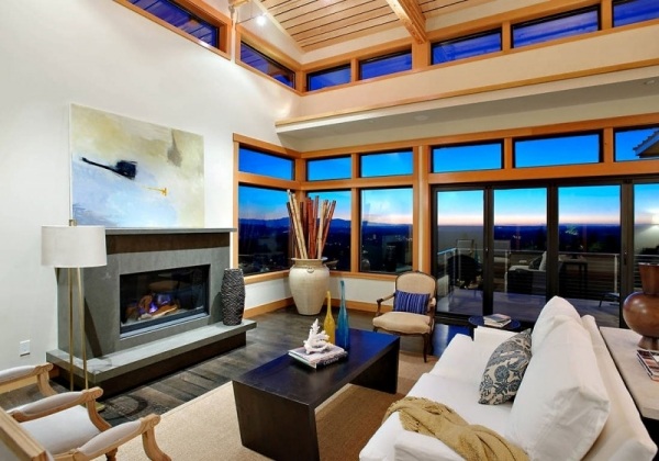 dom s veľkými oknami v severozápadnej tichomorskej obývačke